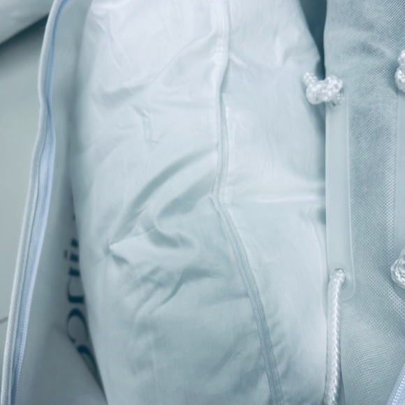 QUINCE Premium Down Alternative Pillow Soft Standard 4021 - Picture 10 of 13